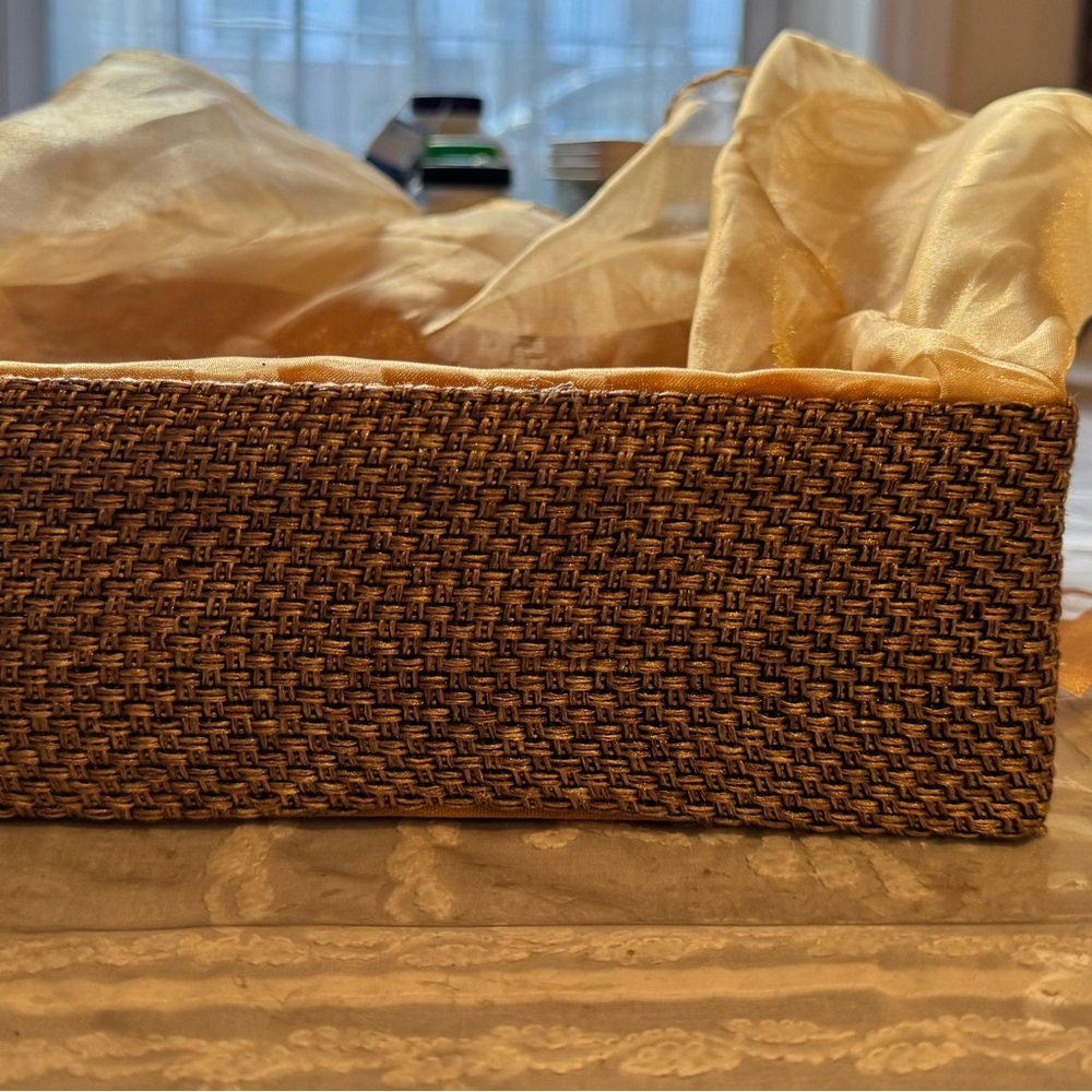 ❤️ New Elegant Box with Gold Sheer fabric cover with a Floral Accent - Picture 5 of 15